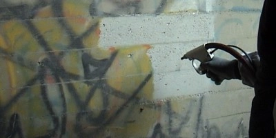 Graffiti verwijderen met straalmachines