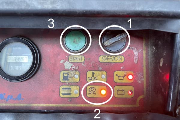 Draai de zwarte knop van de compressor om en wacht tot deze is voorgegloeid. Start de compressor door 5 sec. op de groene knop te drukken. Bij koude temperaturen kan het zijn dat dit proces één keer moet worden herhaalt.